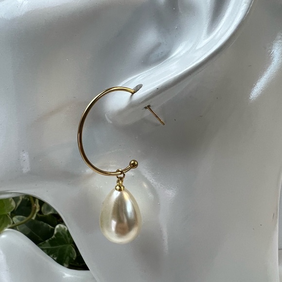 Pearl Gold Hoop Earrings -Stylish Pearl  Earrings -Elegant Minimalist Open Hoops - Picture 6 of 7